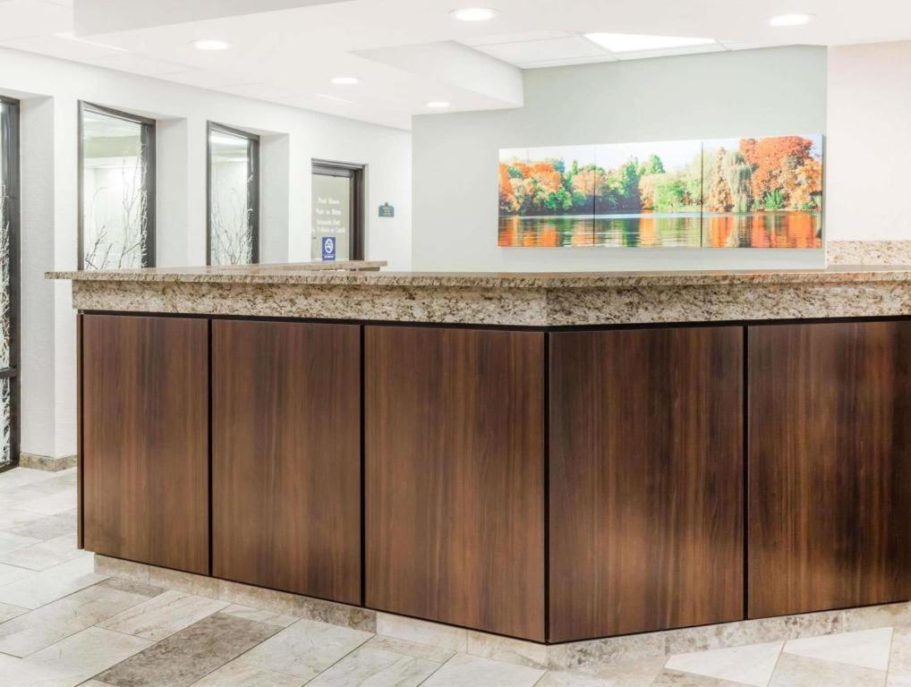 Days Inn Springfield South Экстерьер фото