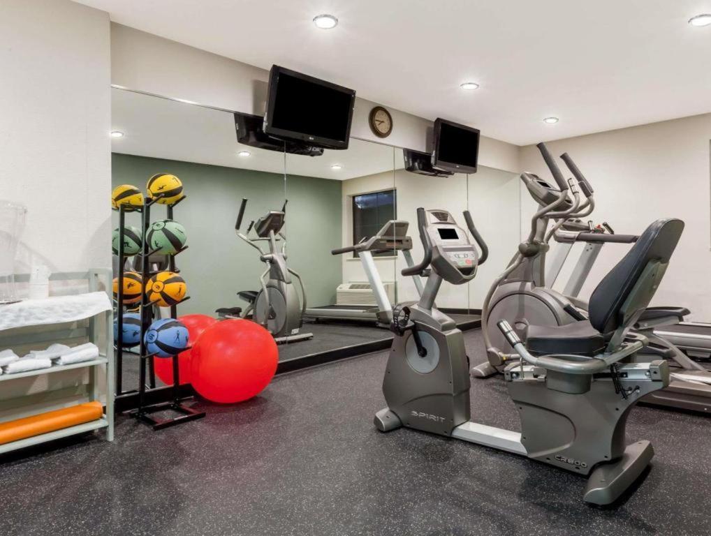 Days Inn Springfield South Экстерьер фото