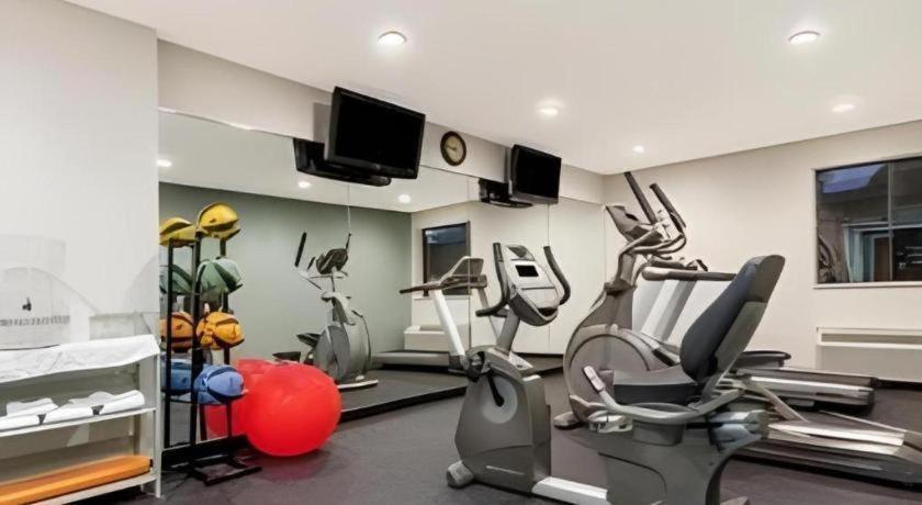 Days Inn Springfield South Экстерьер фото