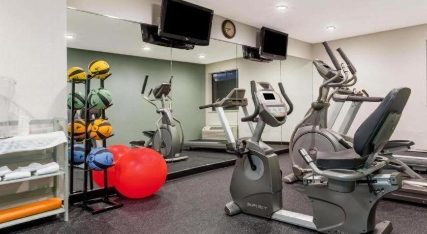 Days Inn Springfield South Экстерьер фото